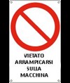 Cartello di divieto 'vietato arrampicarsi sulla macchina'
