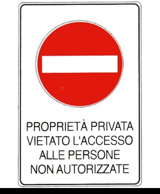 Cartello 'proprietà privata vietato l'accesso alle persone non autorizzate'