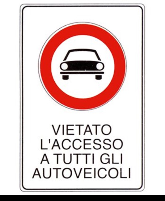 Cartello 'vietato l'accesso a tutti gli autoveicoli'