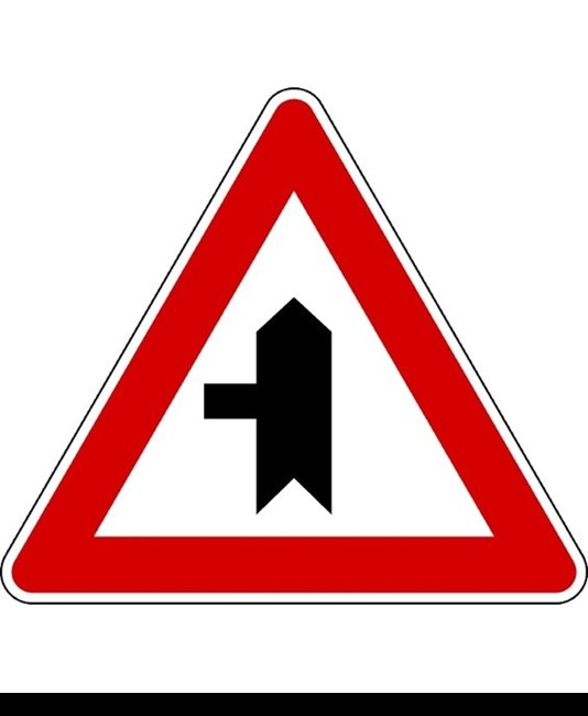 Cartello stradale intersezione a T con diritto di precedenza