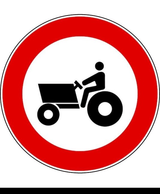 Segnale stradale divieto di transito alle macchine agricole