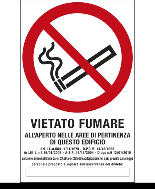 Cartello di divieto 'vietato fumare all'aperto nelle aree di pertinenza di questo edificio'