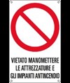 Cartello di divieto 'vietato manomettere le attrezzature e gli impianti antincendio'