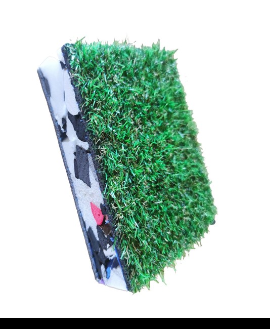 Pavimento antitrauma rivestito in erba sintetica