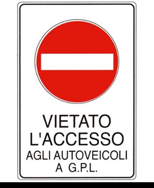 Cartello 'vietato l'accesso agli autoveicoli a g.p.l.'